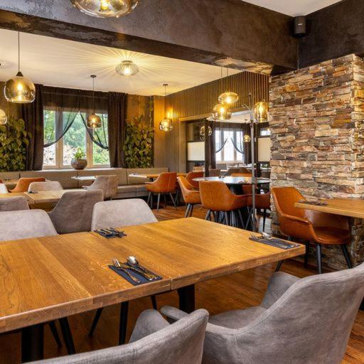 Garden Restaurant & Pension 파르두비체 외부 사진