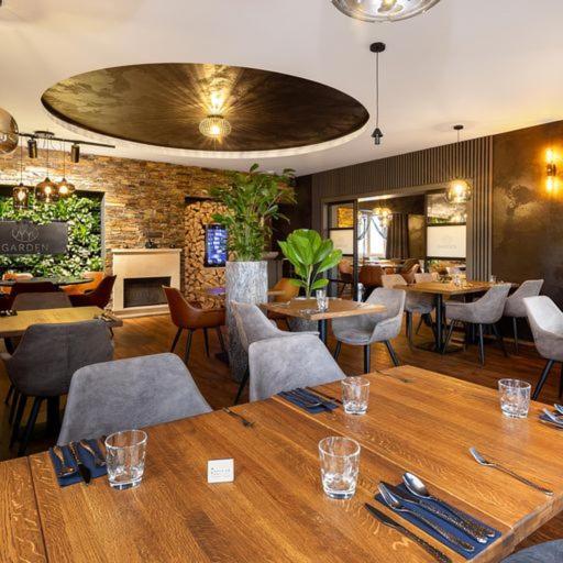 Garden Restaurant & Pension 파르두비체 외부 사진